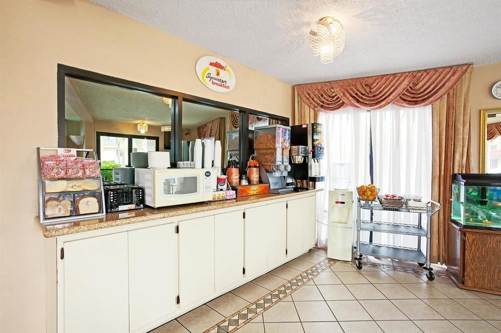 Super 8 By Wyndham Los Angeles/Alhambra Bagian luar foto