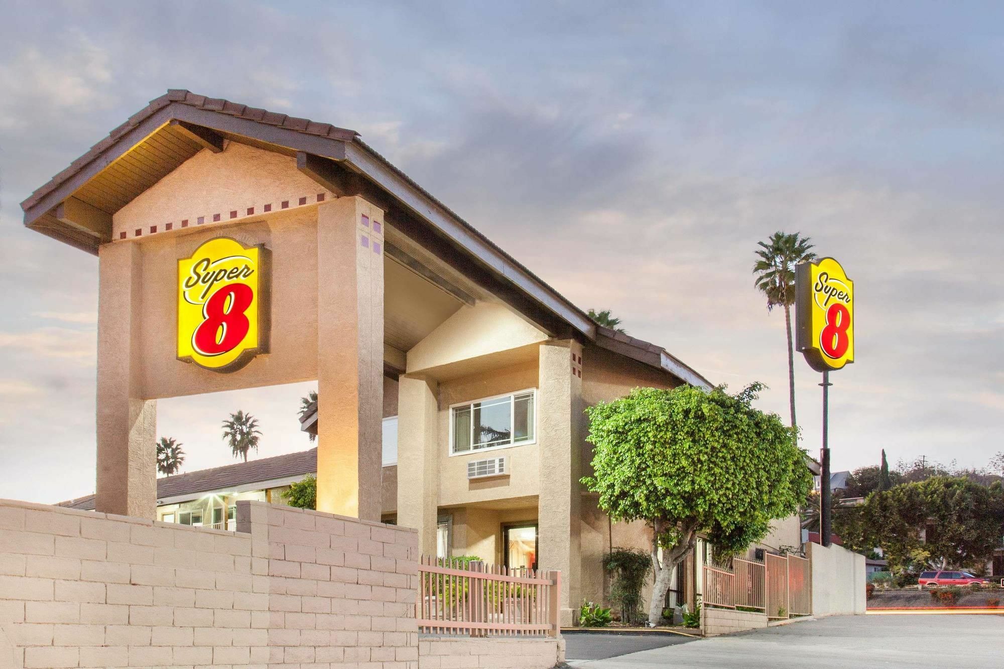 Super 8 By Wyndham Los Angeles/Alhambra Bagian luar foto